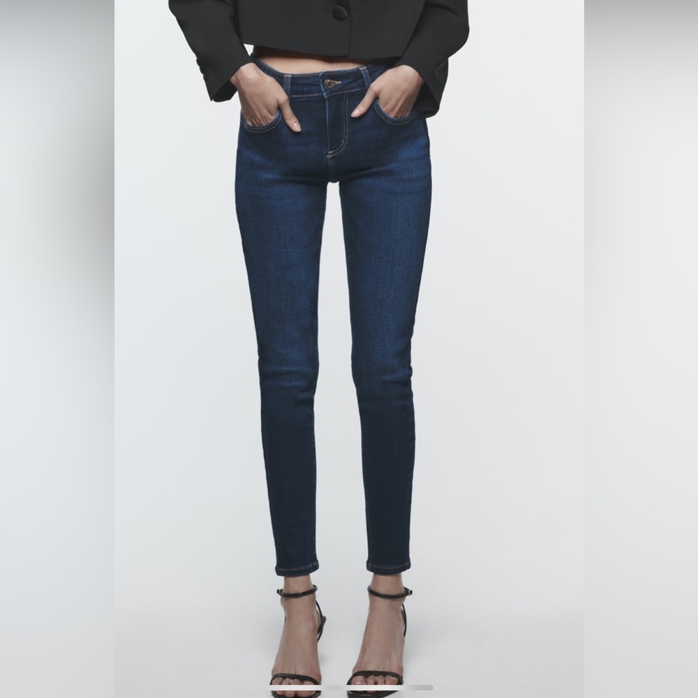 Zara  mid rise, skinny leg, ankle length navy blue jeans never worn